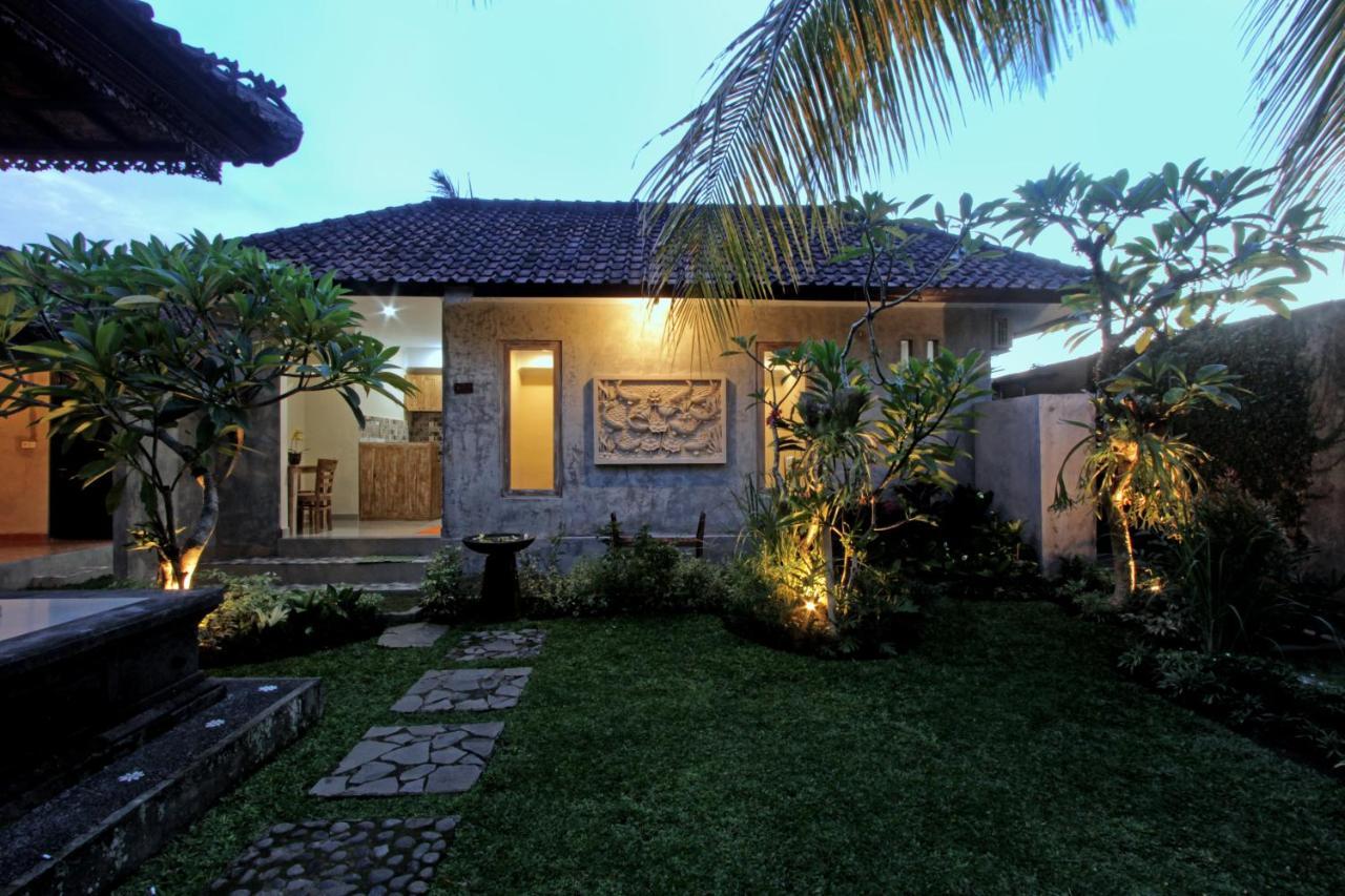 Sari House Ubud - Balinese Style Homestay Екстер'єр фото